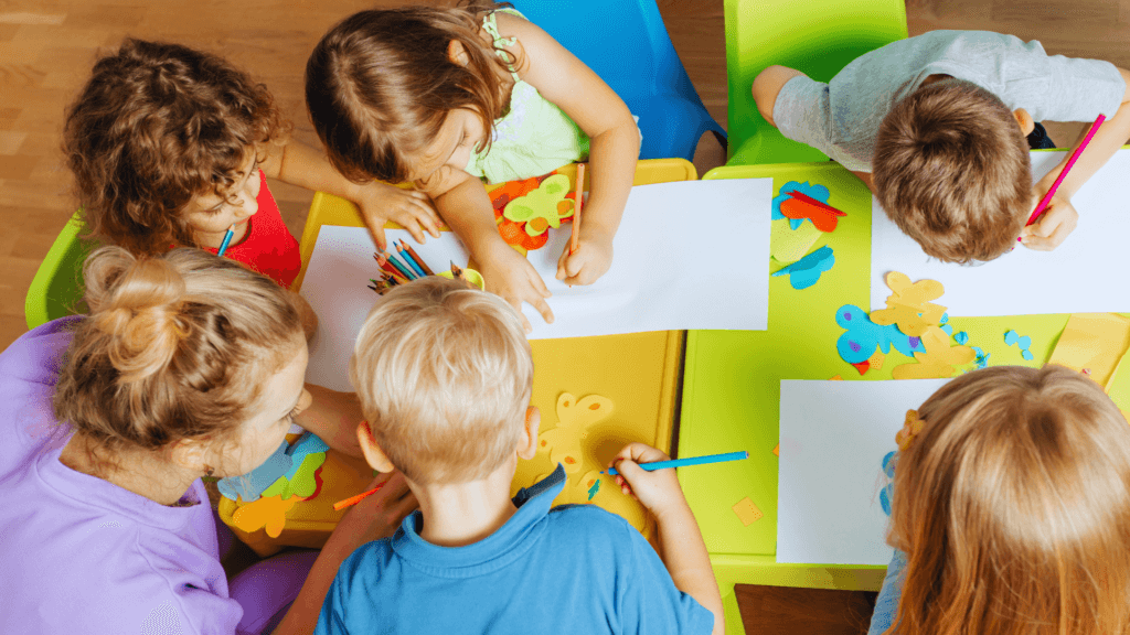 Zdjęcie przedstawiające dzieci podczas nauki.