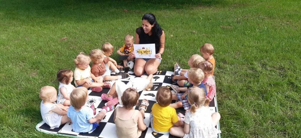 Zdjęcie przedstawiające dzieci na zajęciach.