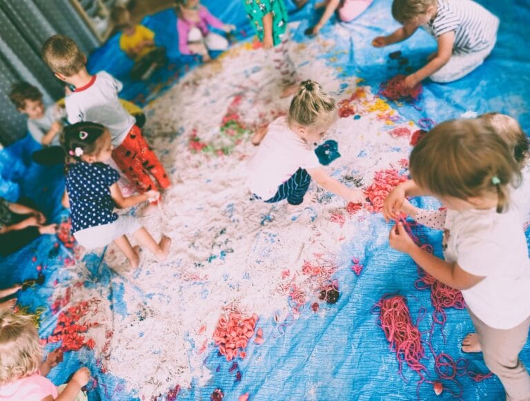 Zdjęcie przedstawiające dzieci na zajęciach.